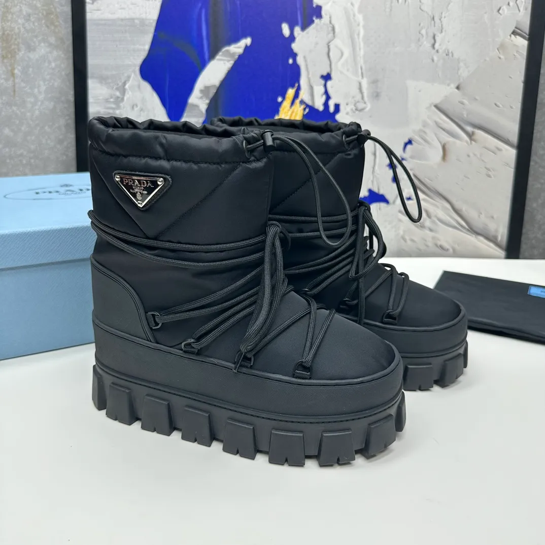 👟👟Ex-factory price 660👟👟 The highest version on the market, Prada's king style, snow boots, ski boots, chubby, so cute and cute →_→ From the Prada limited series, unique. Shiny nylon Oblique upper with criss-cross straps for an ideal fit. The boots are made of technical fabric and have a short-cut version. They can be worn in the city or in the mountains. They make the calves slimmer, taller, warmer and have a concave shape. The boots and soles use the original waterproof effect. The size is 35-40. 41Customized